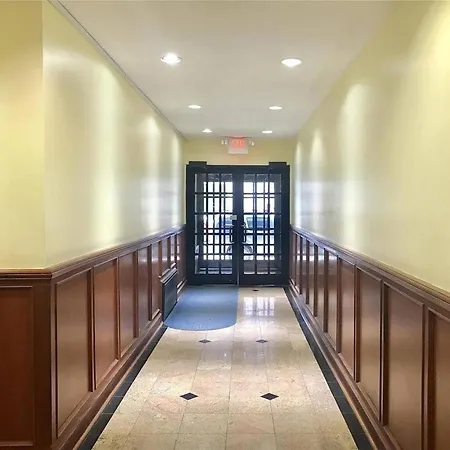 Stylish One Bedroom On Ues