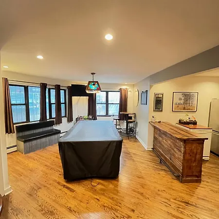 Bushwick Pool House Homestay *