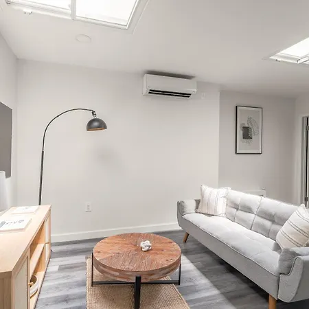 Apartment Bright 2br 2ba Steps From Park, Great Location! *