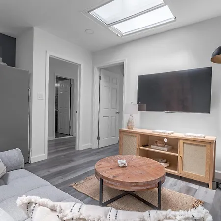 Bright 2br 2ba Steps From Park, Great Location! *