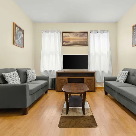 Apartment Immaculate Furnished 1-bedroom