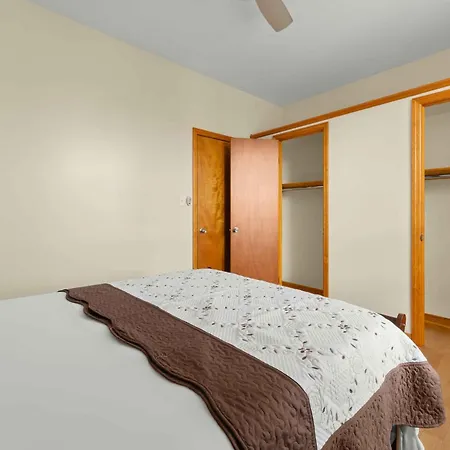 Apartment Immaculate Furnished 1-bedroom *