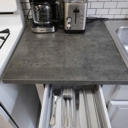 Apartment Immaculate Furnished 1-bedroom