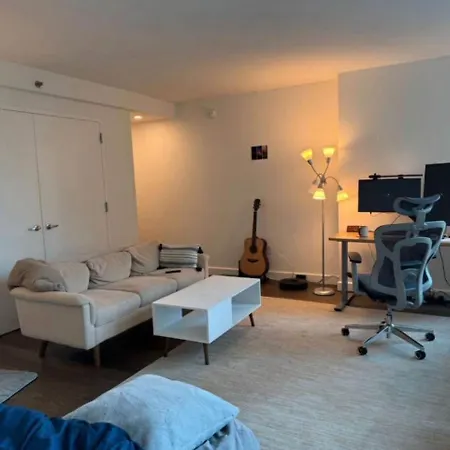 Apartment Modern In A Luxury High Rise In The Heart Of Midtown Manhattan New York