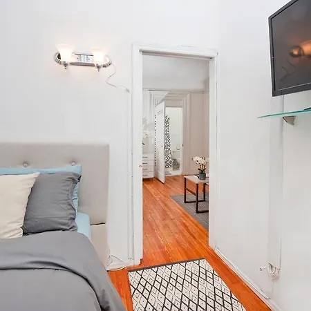 Central Two Bedroom In Times Square Apartment