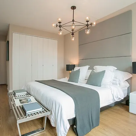Three Bedroom With City View - Lincoln Center Apartment
