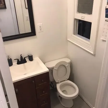 Superb 3 Bedroom In Bushwick/ridgewood New York