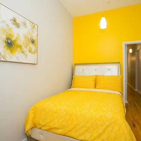 Deluxe Three Bedroom Apartment *