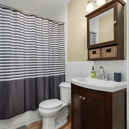 Beautiful Newly Renovated 3 Bedroom * New York
