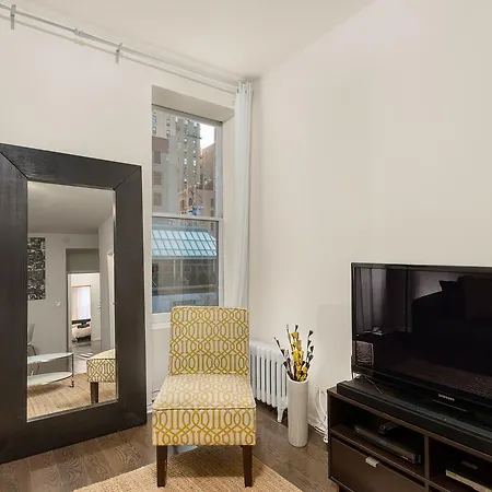 Beautiful Newly Renovated 3 Bedroom Apartment *