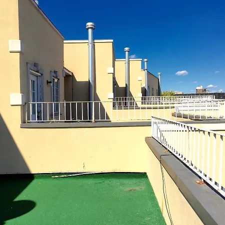 Apartment Triplex Townhouse With Outdoor Area *