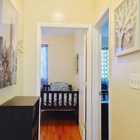 Apartment 2 Bedroom Flat Modern Decor *