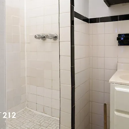 1st Ave Apt 7 Apartment New York