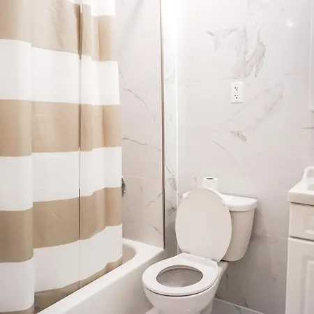 3 Bedrooms 1 Bathroom By Times Square