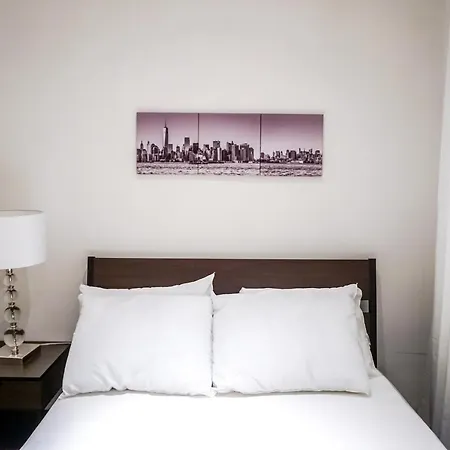 3 Bedrooms 1 Bathroom By Times Square
