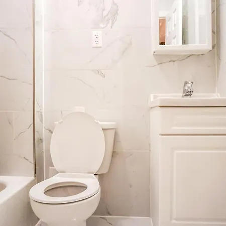 3 Bedrooms 1 Bathroom By Times Square Apartment