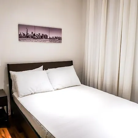 3 Bedrooms 1 Bathroom By Times Square