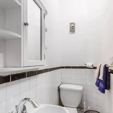 Authentic Lower East Side Flat, Sleeps 5 :) Near Train, Shops, Restaurants, Trader Joes! *