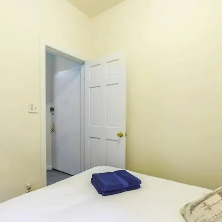 Authentic Lower East Side Flat, Sleeps 5 :) Near Train, Shops, Restaurants, Trader Joes! Apartment *