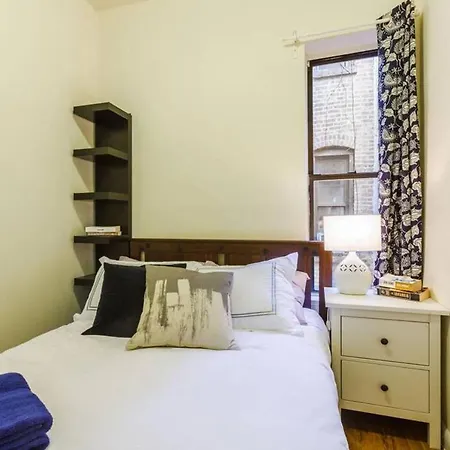 Authentic Lower East Side Flat, Sleeps 5 :) Near Train, Shops, Restaurants, Trader Joes!