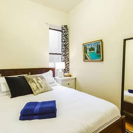 Authentic Lower East Side Flat, Sleeps 5 :) Near Train, Shops, Restaurants, Trader Joes! New York