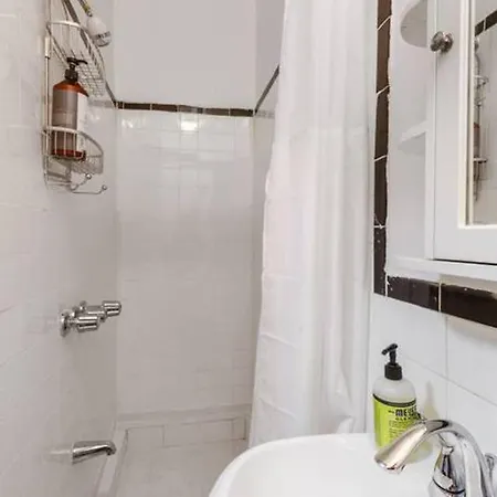 Apartment Authentic Lower East Side Flat, Sleeps 5 :) Near Train, Shops, Restaurants, Trader Joes! New York