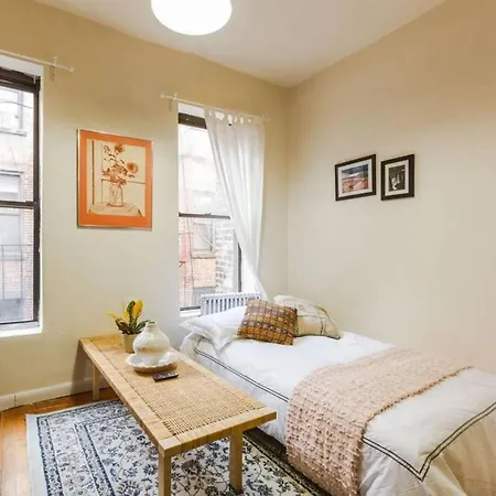 Authentic Lower East Side Flat, Sleeps 5 :) Near Train, Shops, Restaurants, Trader Joes! * New York
