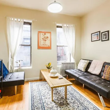 Authentic Lower East Side Flat, Sleeps 5 :) Near Train, Shops, Restaurants, Trader Joes! Apartment