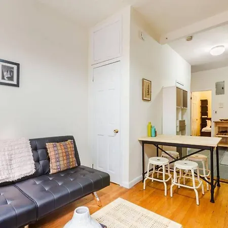 Apartment Authentic Lower East Side Flat, Sleeps 5 :) Near Train, Shops, Restaurants, Trader Joes! New York