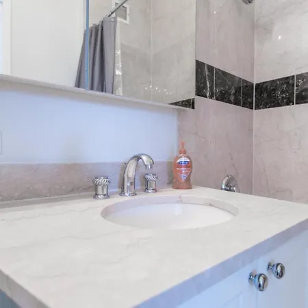Apartment 2 Beds 2 Baths In Midtown West