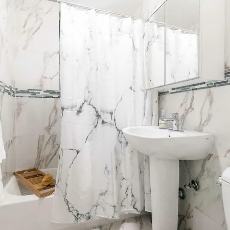 Spectacular Fifth Avenue Ultra Luxurious Large 3 Bed Gym Doorman Elevator *