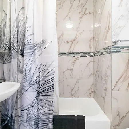 Spectacular Fifth Avenue Ultra Luxurious Large 3 Bed Gym Doorman Elevator Apartment New York
