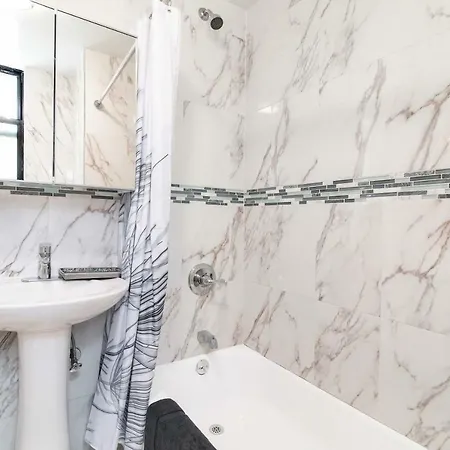 Spectacular Fifth Avenue Ultra Luxurious Large 3 Bed Gym Doorman Elevator