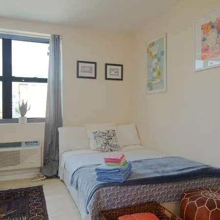 Bright Luxury Studio: Elevator,. Min To Train. Apartment