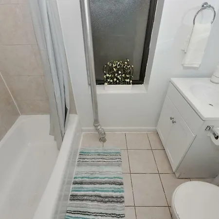 Midtown West Convenient One Bedroom *