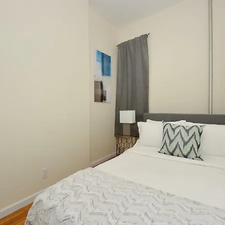 Midtown West Convenient One Bedroom *