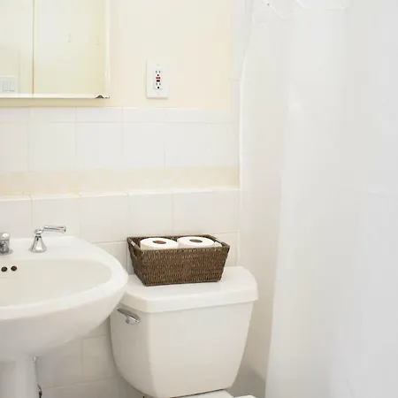 Midtown Two Bedroom Apartment *