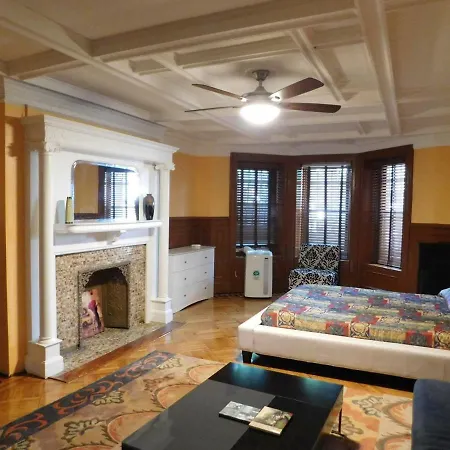 Beautiful High-end Two-bedroom Apartment *