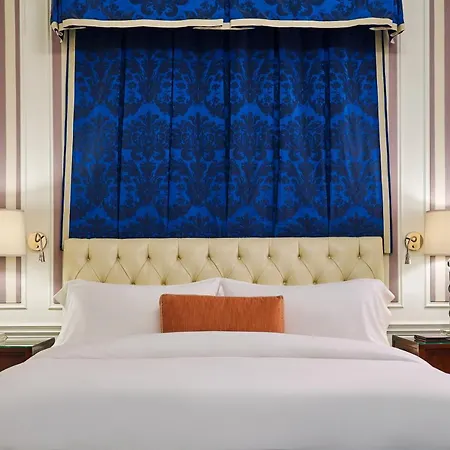 5th & 55th Club Hotel 2*