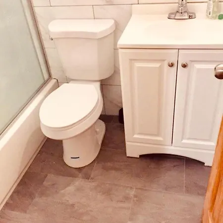 Spacious Yellow In Brooklyn Guest house *