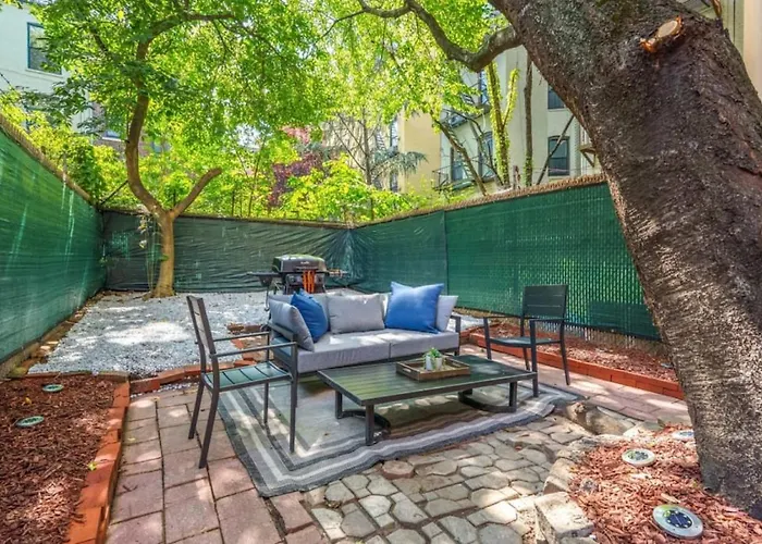 Newly Renovated 2Br W Rare Private Backyard And Bbq