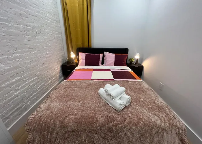 2 Bedroom Modern Unit In Central Manhattan