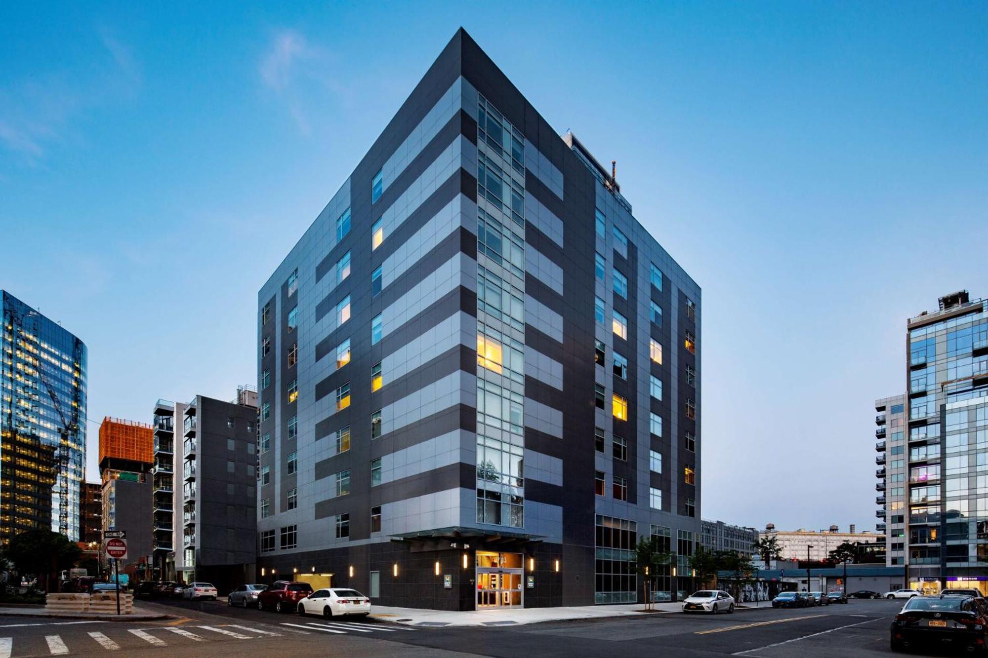 Hyatt Place Long Island Hotel 3*
