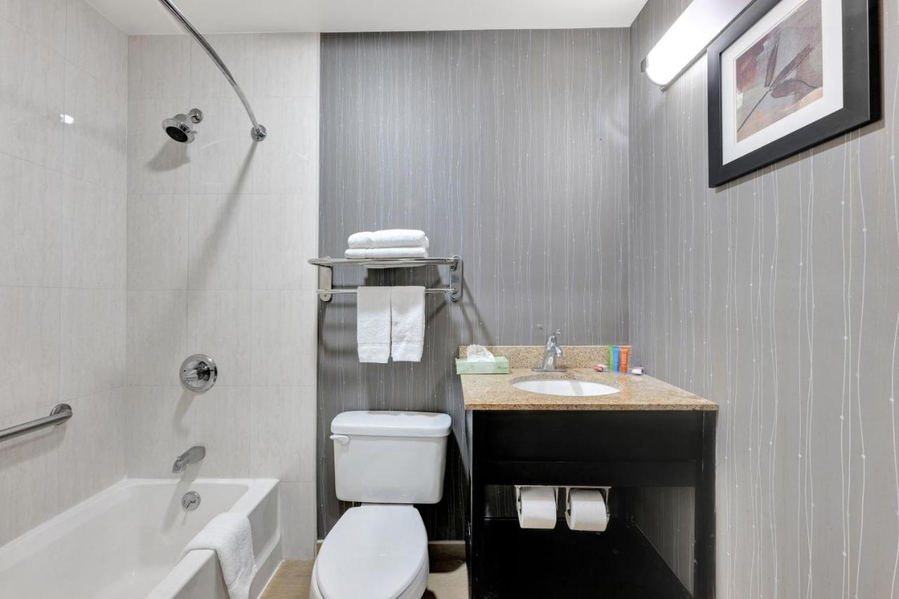 Pergola Jamaica Jfk Hotel New York