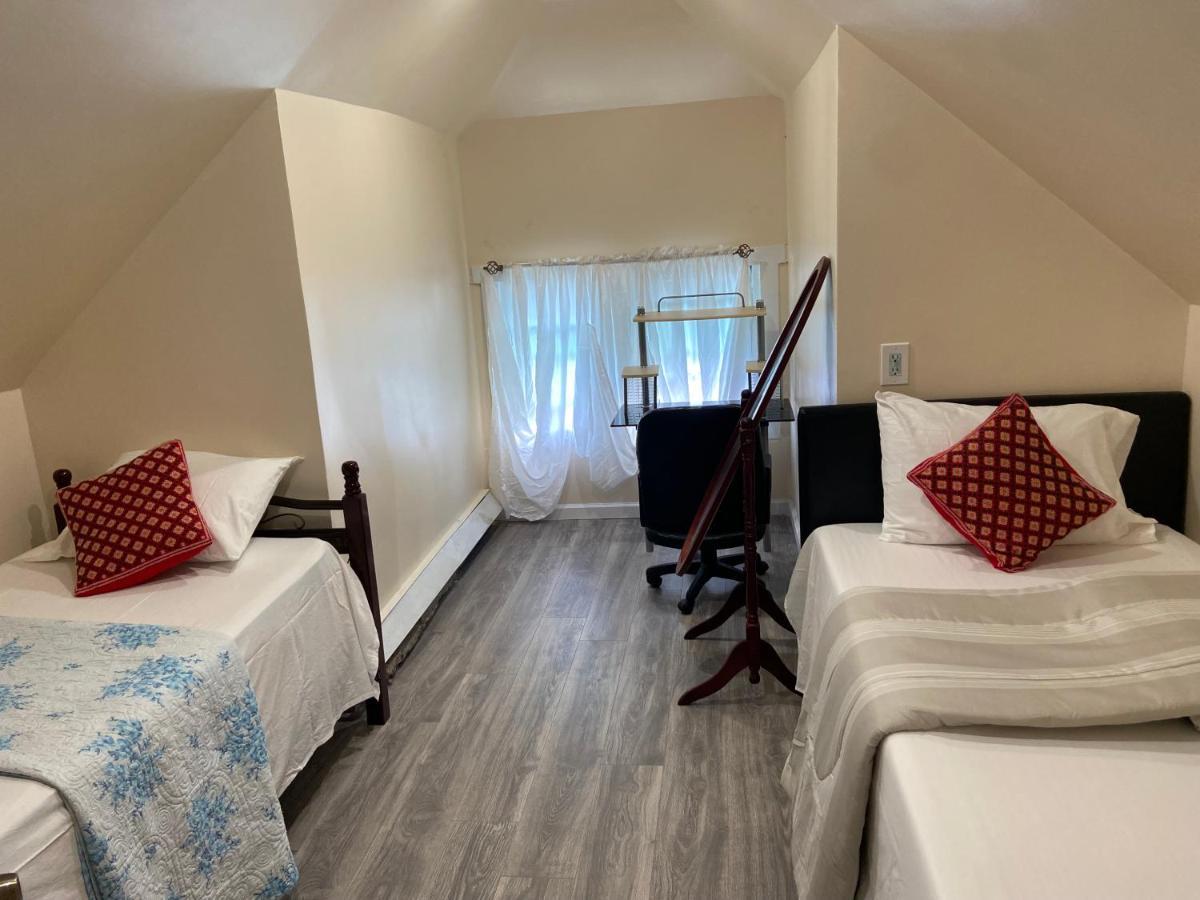 A In Queens Guest house *