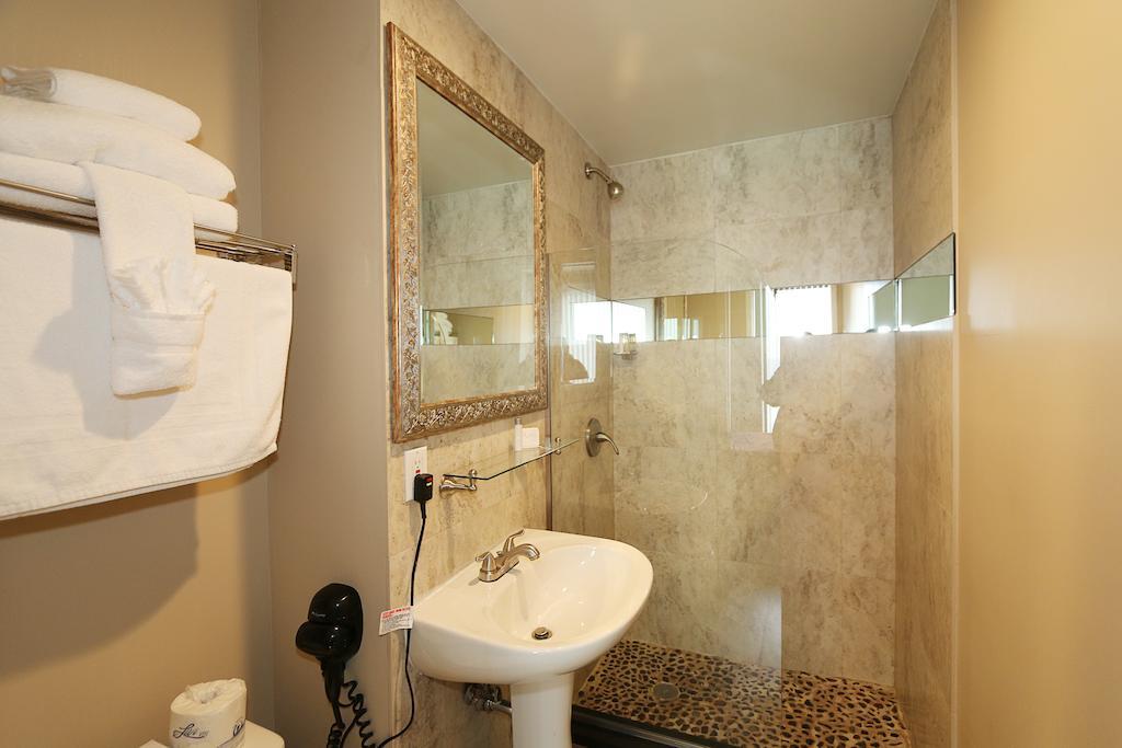 Vetiver / Manhattan Skyline Hotel New York