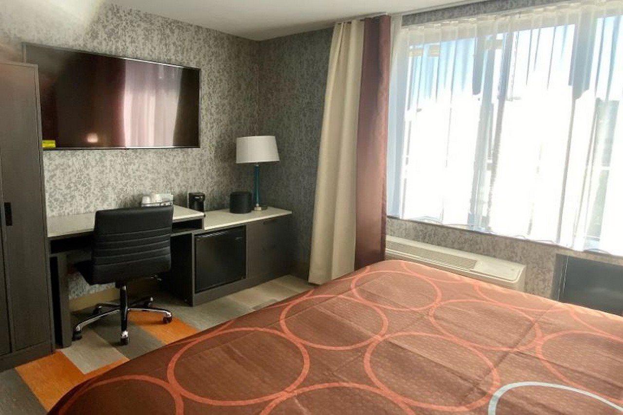 Super 8 By Wyndham Brooklyn Williamsburg Hotel