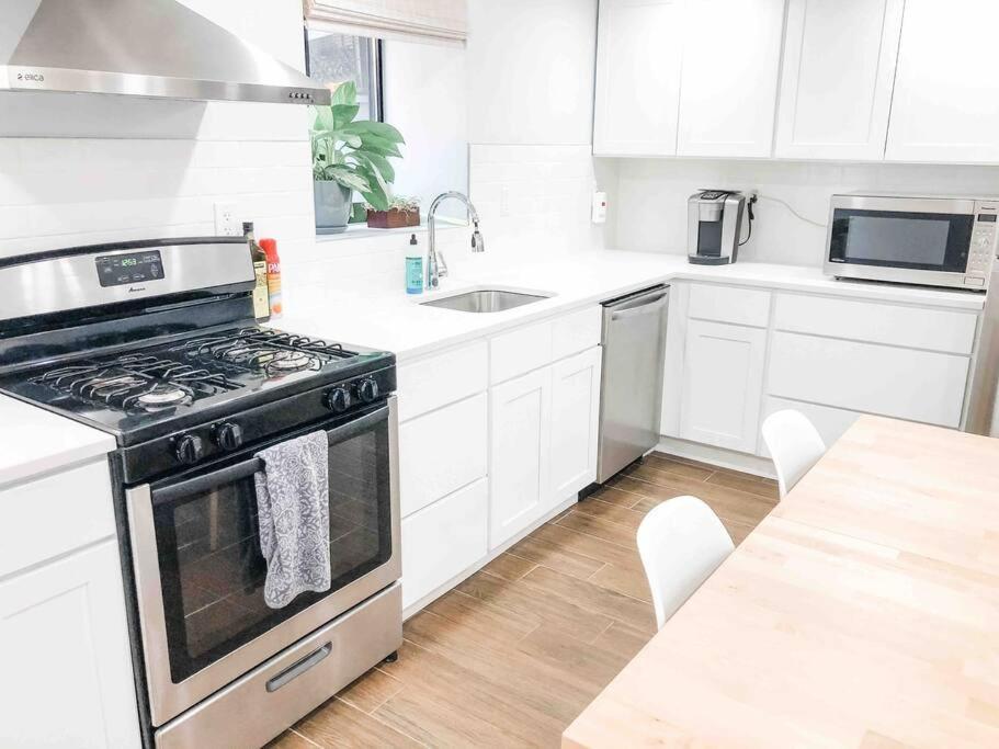 Luxury With Backyard + Close Transportation Apartment *