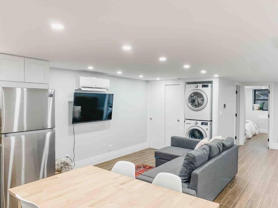 Luxury With Backyard + Close Transportation Apartment