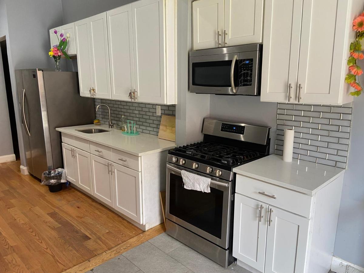 Guest house A Spacious In Queens